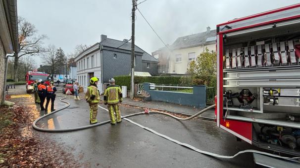 <p>Die Bewohnerin des Reihenhauses wurde bei dem Brand leicht verletzt.</p>