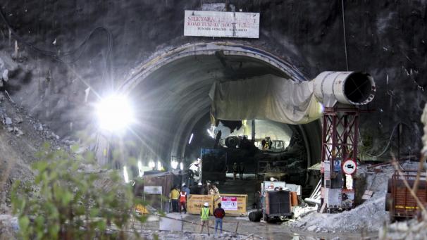 <p>Sicherheitspersonal bewacht den Eingang eines im Bau befindlichen Straßentunnels, der im indischen Bundesstaat Uttarakhand eingestürzt ist.</p>