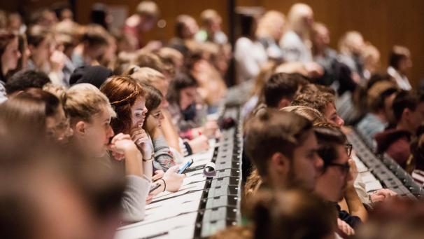 <p>Jahrelang studieren, nur um anschließend ein „wertloses“ Diplom zu erhalten. Der neue Gesetzesentwurf will die „falschen Universitäten“ nun härter bestrafen.</p>