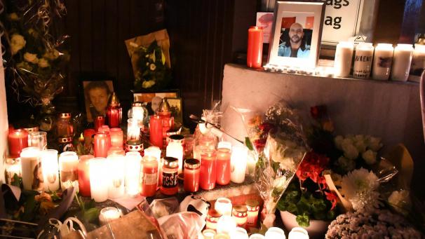 <p>Blumen und Kerzen in Gedenken an die Opfer: Bei dem Messerangriff im Café „A ge Pömpke“ kamen der 47-jährige Vincent Schumacher aus Eupen und der 54-jährige Ralph Duveau aus Welkenraedt ums Leben.</p>