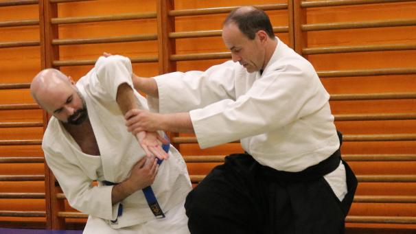 <p>Trainer Sascha Belz (rechts) demonstriert, wie er die Kraft des Angreifers gegen diesen anwendet.</p>