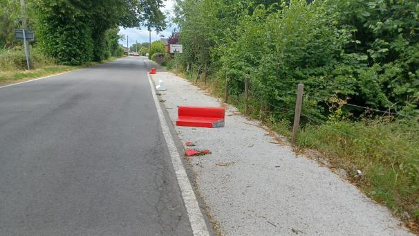 <p>Die Begrenzungssteine werden auf der von Lkw vielbefahrenen Straßegerne mal verrückt.</p>