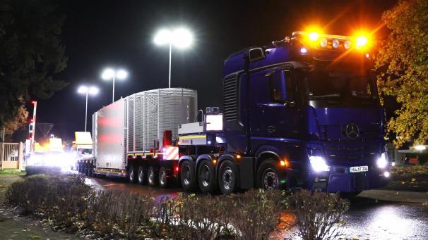 <p>Der Transport mit dem leeren Castor-Behälter wird von der NRW-Atomaufsicht begutachtet. Sie soll bei dieser „Kalthandhabung“ den sachgerechten Umgang überprüfen.</p>