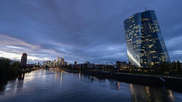 <p>Das letzte Licht des Tages fällt auf die Europäische Zentralbank (EZB) in Frankfurt am Main.</p>
