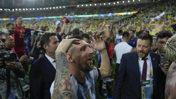 <p>Lionel Messi und seine Mannschaftskameraden feierten nach dem Spiel mit den Fans den Sieg.</p>
