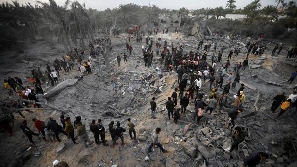 <p>Palästinenser inspizieren ein zerstörtes Haus nach israelischen Luftangriffen.</p>