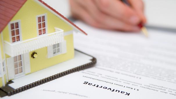 <p>Wer ein Grundstück erwerben will, muss mit einem Notar in Kontakt treten.</p>