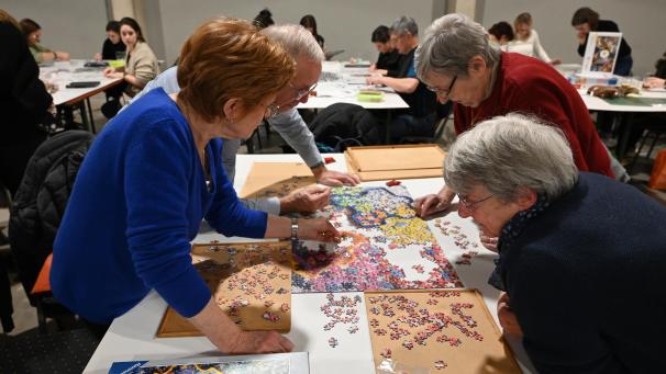 <p>Der Dorfsaal Oudler wird am 7. Januar zum zweiten Mal zur Puzzle-Arena. Gespielt wird in der Regel in Fünfergruppen, wobei maximal vier Personen gleichzeitig legen dürfen.</p>