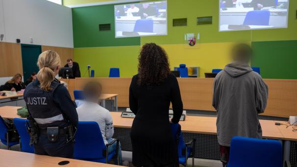 <p>Die beiden wegen Mordes an einem Mann aus der Eifel angeklagten Männer stehen vor der zweiten Hauptverhandlung im Gerichtssaal des Landgerichts Trier. Sie sollen im Januar einen 56jährigen Mann aus der Eifel getötet haben.</p>