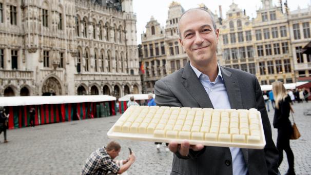 <p>Philippe de Selliers – hier auf dem Brüsseler Grand-Place mit einem Tablet voll Manon zu sehen – hält seit Jahren Leonidas auf Kurs.</p>