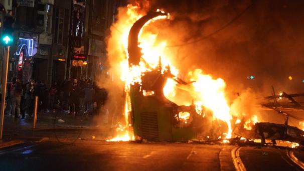 <p>Die Randalierer setzten in der Nacht mehrere Autos in Brand.</p>