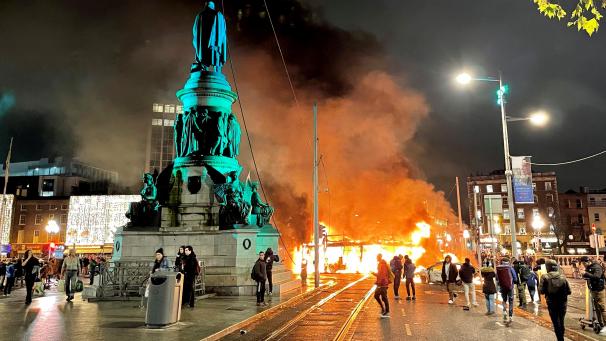 <p>Die Randalierer zündeten im Zentrum der irischen Hauptstadt einen Bus an.</p>