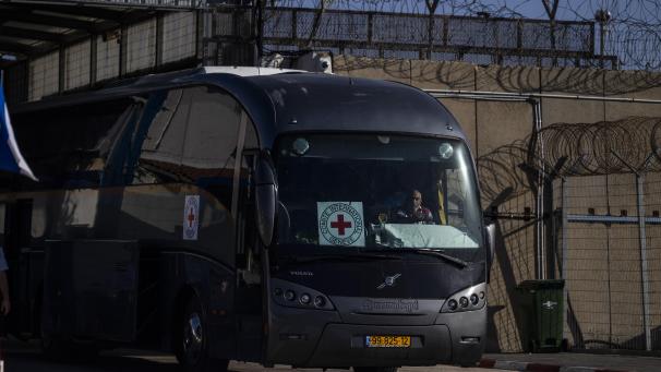 <p>Ein Bus des Roten Kreuzes verlässt das israelische Militärgefängnis Ofer, während palästinensische Gefangene aus einem anderen israelischen Gefängnis eintreffen.</p>