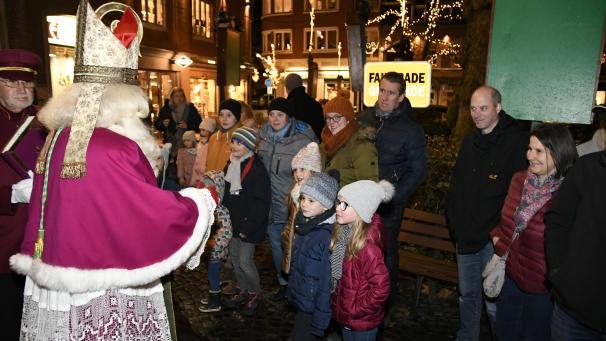 <p>Nikolaus ist beim Türchenöffnen auf dem Markt dabei.</p>