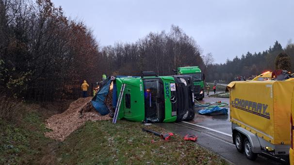 <p>Das Spezialunternehmen Choffray musste den umgekippten Lkw bergen.</p>