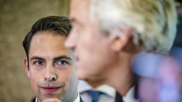 <p>Vlaams-Belang-Chef Tom Van Grieken (l.) bewundert den Kurs, den Geert Wilders (r.) eingeschlagen hat: Die PVV sei eine ausgesprochene Anti-Islam-Partei, sehe aber ein, dass es andere Herausforderungen gibt, und sei bereit, Kompromisse einzugehen.</p>