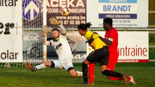 <p>Um ein Haar hätte Malik Filali gegen Sprimont sein erstes Tor für Raeren geschossen, wurde im letzten Moment aber noch vom Gegner gestört.</p>