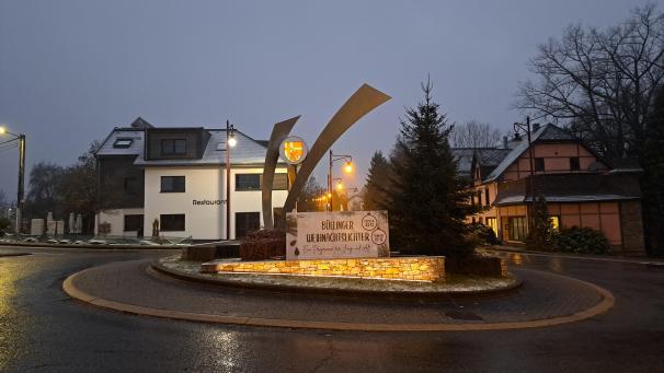 <p>Die „Büllinger Weihnachtslichter“ verwandeln sich am ersten Adventswochenende in ein kleines Weihnachtsdorf, das in der Hauptstraße zum gemütlichen Verweilen einlädt.</p>