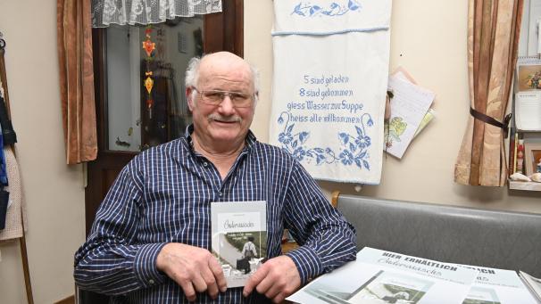 <p>Bernard Roehl aus Hünningen legt mit „Önderwääschs“ sein zweites Mundartbuch vor. Es umfasst 45 Kurzgeschichten auf „Böllenger Platt“.</p>