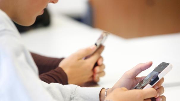 <p>Die zunehmende Verbreitung von Smartphones in Schulen habe zu wachsenden Herausforderungen im Schulalltag geführt, so Vivant.</p>