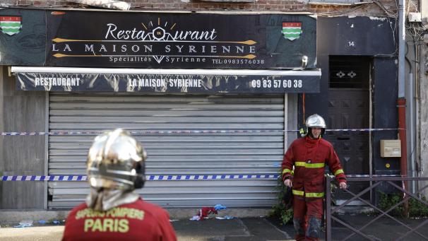 <p>Das Feuer brach gegen 2.00 Uhr morgens im Erdgeschoss des dreistöckigen Gebäudes aus.</p>