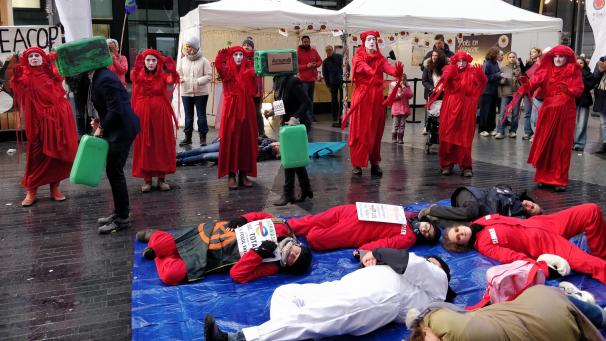 <p>Die Aktion bestand aus einem Die-in, bei dem Dutzende von Aktivisten auf dem Boden lagen, um die Opfer der Klimakrise zu symbolisieren, während eine Gruppe von etwa 20 Aktivisten einen langsamen Tanz um sie herum aufführte.</p>