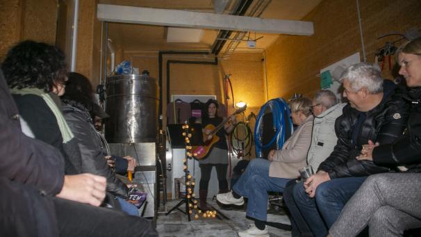 <p>Franzi Kusche und ihr Publikum genießen den außergewöhnlichen Spielort „Brauerei Néau“.</p>
