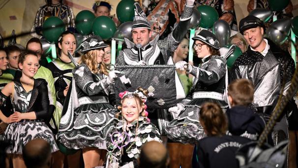 <p>Das neue Prinzengespann um Max I. (Sartenar) präsentiert sich dem Publikum in Lontzen.</p>