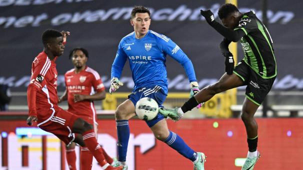 <p>Slonina eilt Sekunden vor Schluss zurück, dann schlägt der Ball im leeren Tor zum 0:2 ein.</p>