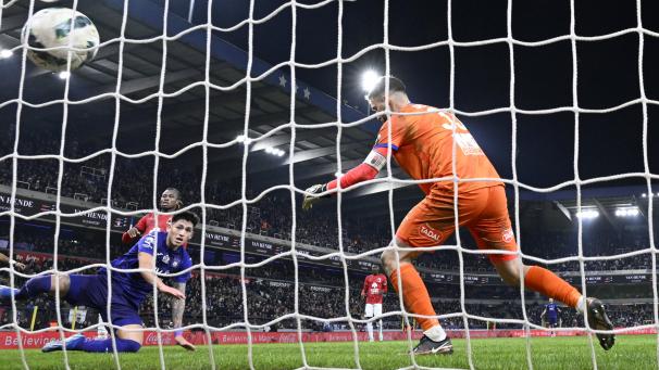 <p>Kopfball ins Glück: Luis Vázquez trifft in der 91. Minute zum 2:1 für Anderlecht.</p>