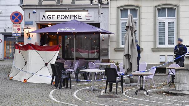 <p>Am Morgen nach dem Messerangriff lassen mobile Stellwände der Polizei nichts Gutes verheißen.</p>