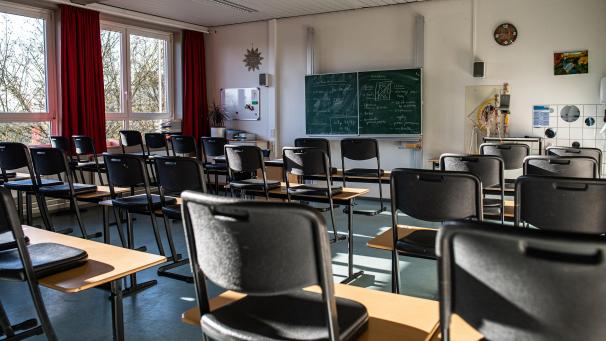 <p>Am Montagmorgen blieben viele Klassen auf Grund der Bombendrohung leer.</p>