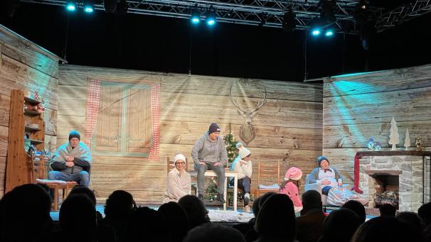 <p>Kein Brennholz mehr da: Dick eingepackt in Winterjacken, Schals und Bommelmützen harren die eingeschneiten Ausflügler aus.</p>