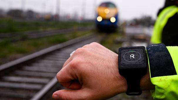 <p>Ein Armband warnt Gleisarbeiter, wenn sich ein Zug nähert.</p>