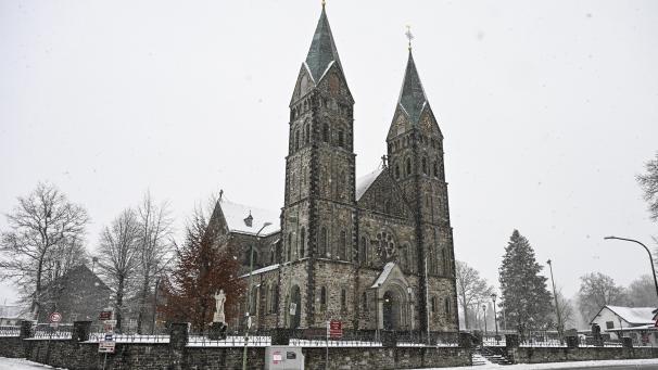 <p>Von 1948 bis 1963 war Hubert Schlömer Pastor an St. Lambertus in Kalterherberg. Was sich jahrelang im Schatten des Eifeldoms zutrug, blieb lange Zeit tabu. Der Name von Hubert Schlömer steht auf der Liste der 52 Priester aus dem Bistum Aachen, die in Ausübung ihres Kirchenamtes Kinder missbraucht haben.</p>