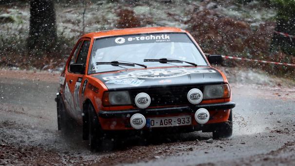 <p>Es war winterlich in Spa: hier das Team Lamberty-Herné (Old School Racing) im Opel Ascona in der Regularity Rallye.</p>