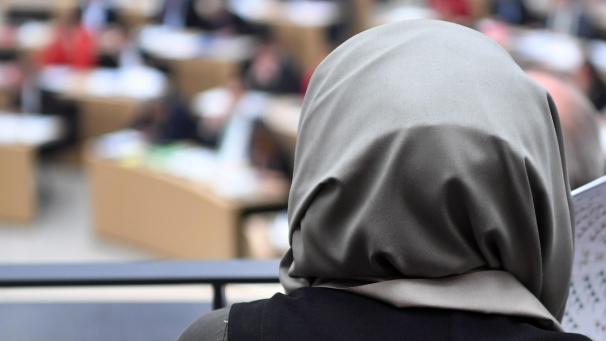 <p>Das Tragen eines Kopftuches kann bei der Arbeit in öffentlichen Einrichtungen verboten werden, entschied derEuGH.</p>