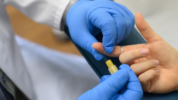 <p>Anhand einer Blutabnahme kann HIV schnell festgestellt werden.</p>