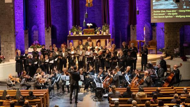 <p>Am Sonntag um 18 Uhr bestreiten das Streichorchester und der Kgl. Madrigalchor ihr gemeinsames Adventskonzert in der St.Vither Pfarrkirche. Das Streichorchester feiert in diesem Jahr sein 100-jähriges Bestehen.</p>