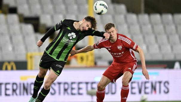 <p>Watschn: Eupens Alfred Finnbogason bekommt hier die Hand von Edgaras Utkus (Cercle Brügge) zu spüren.</p>