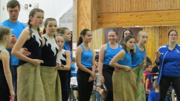 <p>Eine echte, spaßige Herausforderung: Sackhüpfen im Doppelsack.</p>