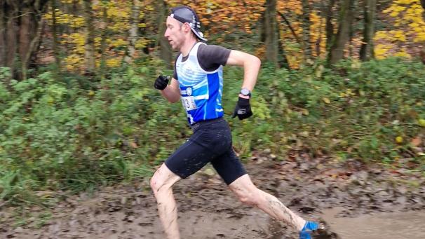 <p>Die Läufer, hier Francis Rauw, erwartete eine echte Crossstrecke.</p>