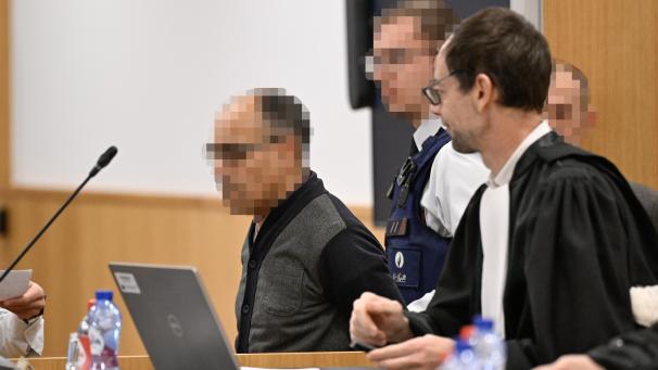 <p>Die Gattin und der ehemalige Arbeitgeber des Angeklagten bestätigten, Omar Benchamsy nur als freundlichen Menschen kennengelernt zu haben.</p>