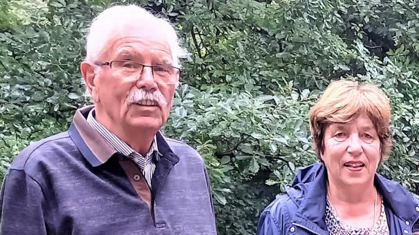 <p>Rosi Will (mit dem vorherigen Wanderführer Helmut Vondenhoff) freut sich auf schöne Wanderungen auch durch Ostbelgien.</p>