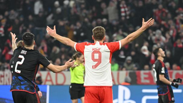 <p>Münchens Harry Kane gestikuliert nach einem angeblichen Handspiel. Dafür gab es keinen Elfmeter.</p>