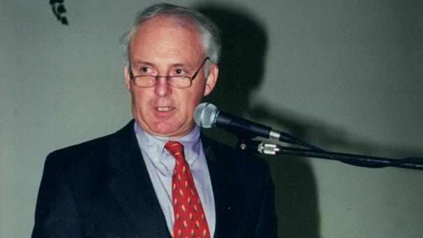 <p>Alfred Küchenberg am Rednerpult...</p>