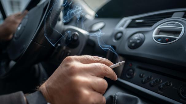 <p>Das Rauchen im Auto ist erlaubt, bei Anwesenheit von Kinder drohen jedoch Geldstrafen.</p>