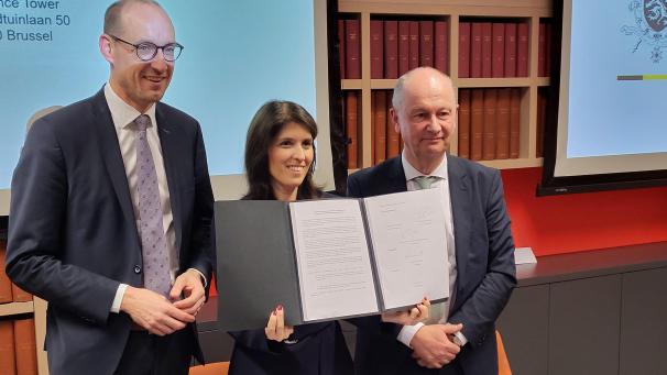 <p>Minister Vincent van Peteghem, Staatssekretärin Alexia Bertrand und Febelfin-Chef Karel Baert mit dem unterzeichneten Protokoll.</p>