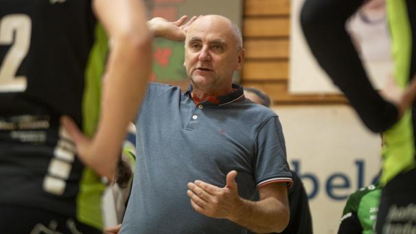 <p>So schlagen wir Hermalle. VBC-Trainer Marc Trost erklärt seinen Damen die Taktik.</p>