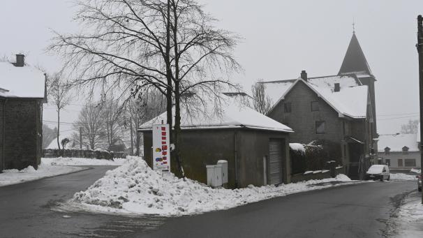 <p>Die Gemeinde Bütgenbach erwirbt das Grundstück mit Garage (im Vordergrund), um diese abzureißen und den Kreuzungsbereich Feldstraße-Dellenstraße zu entschärfen.</p>